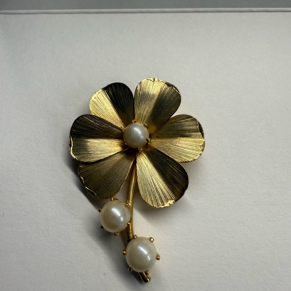 Vintage brooch- Gold Flower & Pearls
